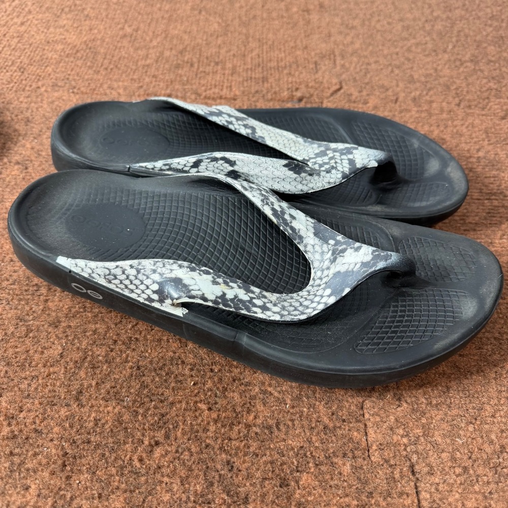 OOFOS OOlala Recovery Sandals Womens 10 Black Grey Snakeskin Print Flip Flops